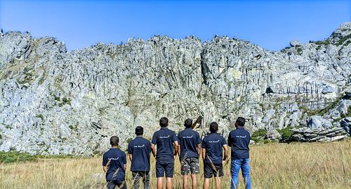 Équipe FAMI en uniforme sur le terrain