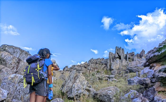 Randonneuse explorant les formations rocheuses de Tsitondroina — écotourisme durable