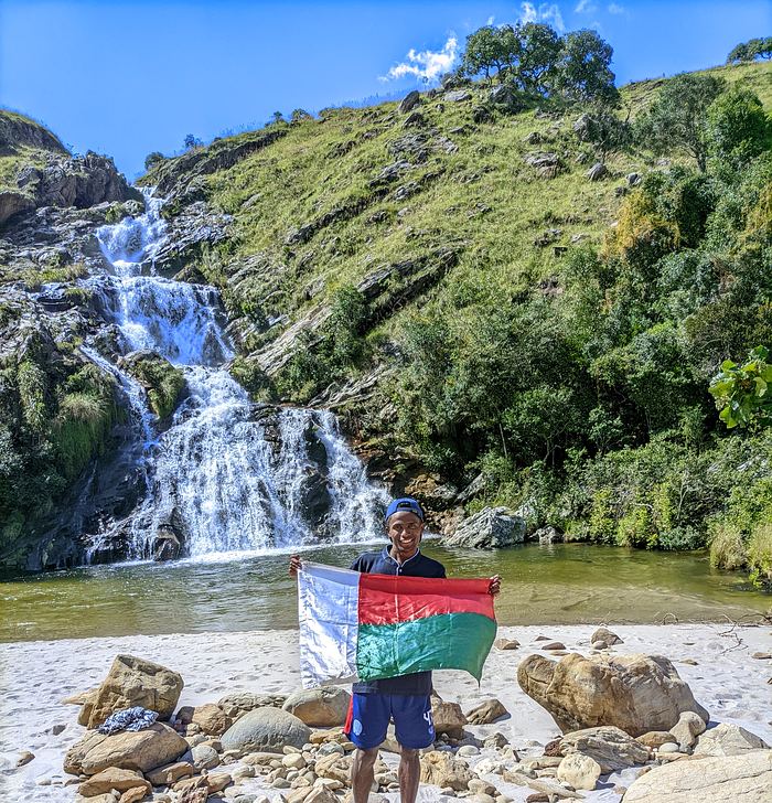 Visiteur avec drapeau de Madagascar à la cascade de Tsitondroina