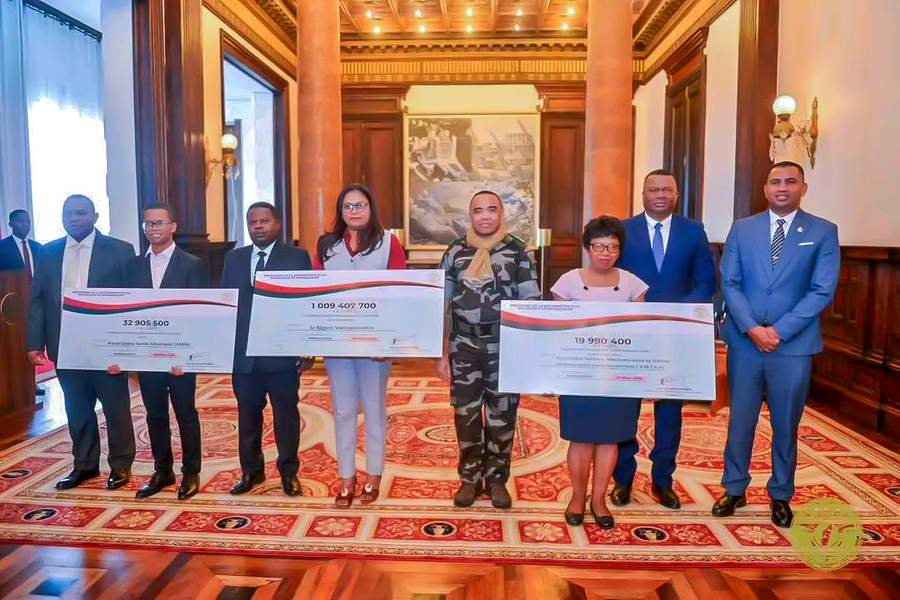 Cérémonie officielle de remise de la subvention PRRM à FAMI — Présidence de la République de Madagascar
